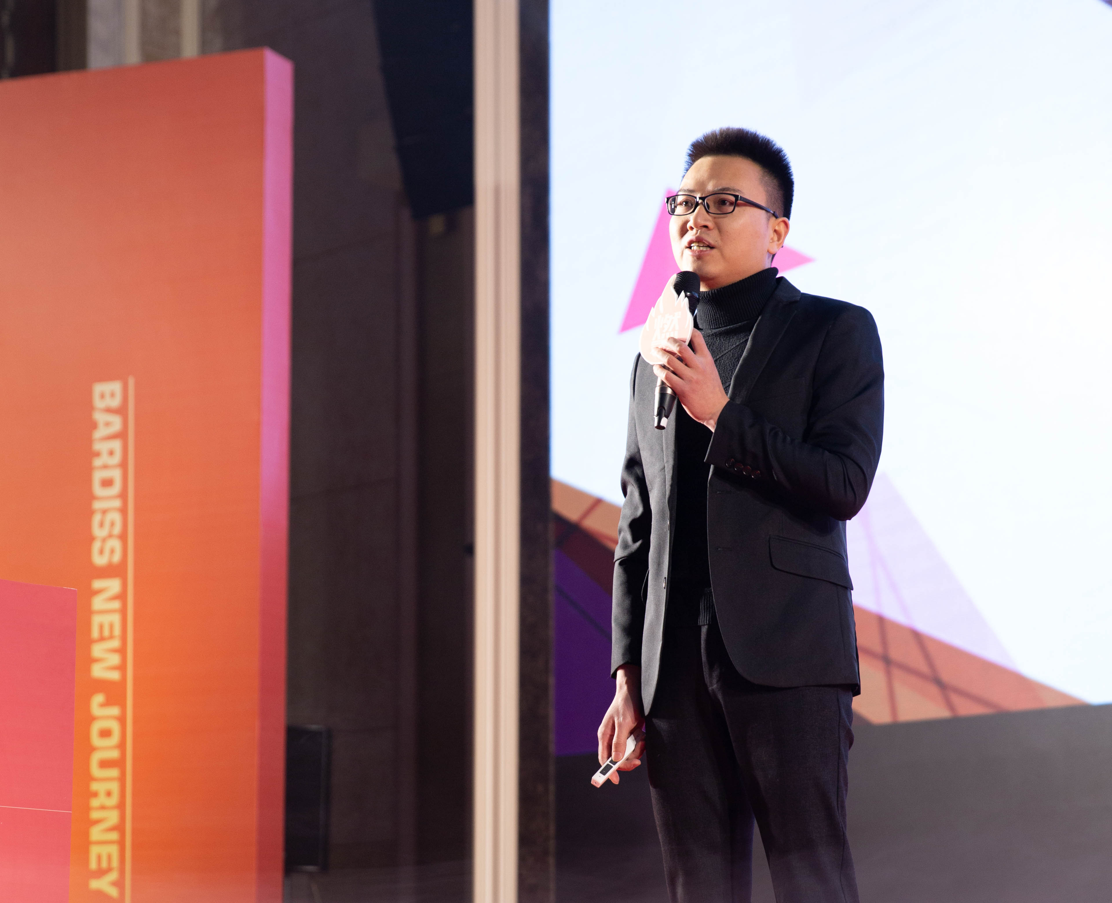 “燃·2021-轉折挑戰·堅持超越”遵義經銷商年會-柯偉軍總監新品揭幕+集成陽臺講解