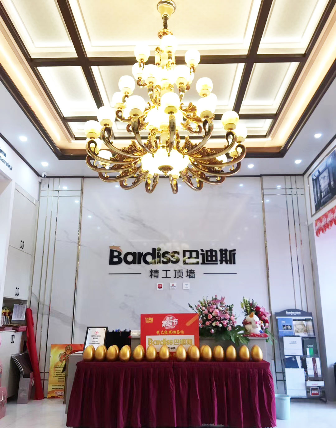 豐富的點(diǎn)心小吃，  讓到場的業(yè)主朋友感到貼心服務(wù)。