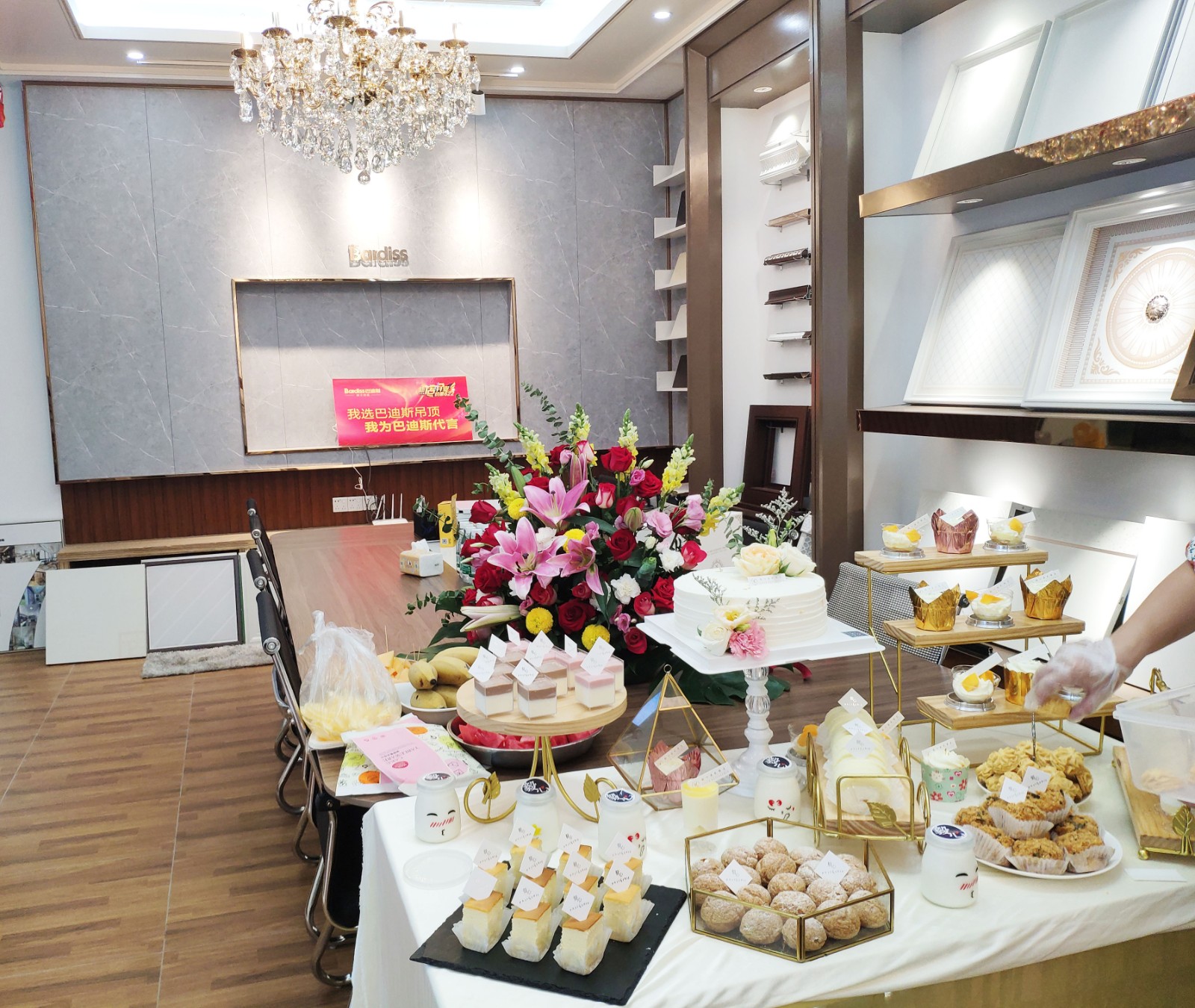 豐富的點(diǎn)心小吃，  讓到場的業(yè)主朋友感到貼心服務(wù)。